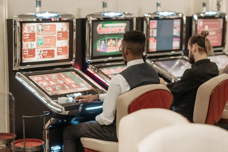 Dados o Rodillos: El Gran Duelo del Casino Atlántico entre Mesas Clásicas y Tragaperras del Siglo XXI